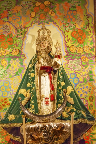 Mary Ježíšek korunuje socha baziliky Santa Iglesia Collegiata — Stock fotografie
