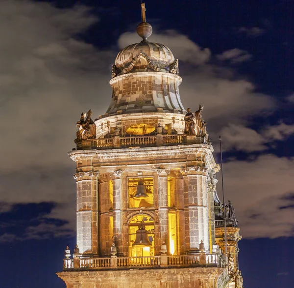 Wieża katedry metropolita dzwony posągi Zocalo Meksyk — Zdjęcie stockowe