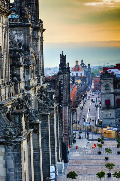 Metropolitanische kathedrale straßen zocalo kirchen kuppeln mexiko cit — Stockfoto