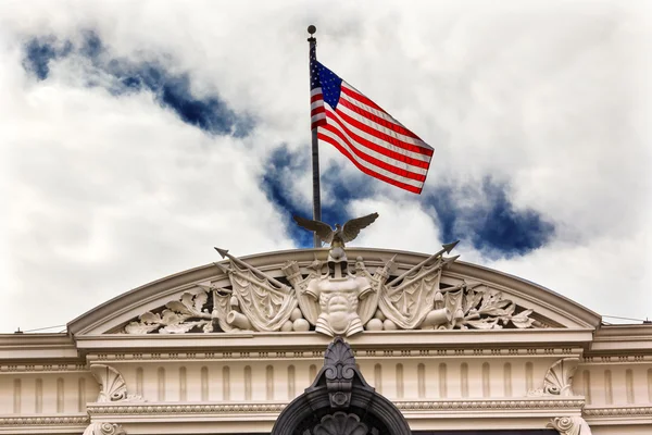Ancien drapeau Washington D de décorations de toit d'immeuble de bureau exécutif — Photo
