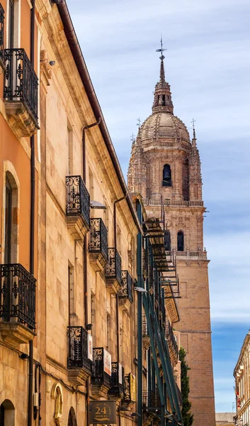 Kamenná věž nové Salamanca Katedrála města Salamanca Street Castil — Stock fotografie