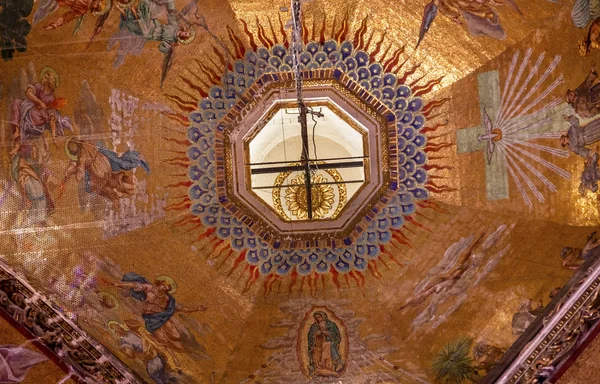 Kuppel kronleuchter mosaiken alte basilika guadalupe mexiko stadt mexiko — Stockfoto