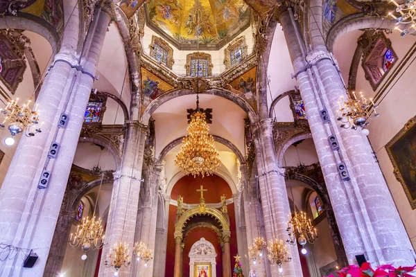 グアダルーペ ドーム シャンデリア モザイク浄水設備の古い寺院神社 — ストック写真