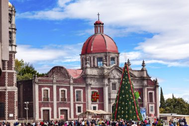Eski bazilikanın tapınak Guadalupe Christmas gün ağaç Mexico City 