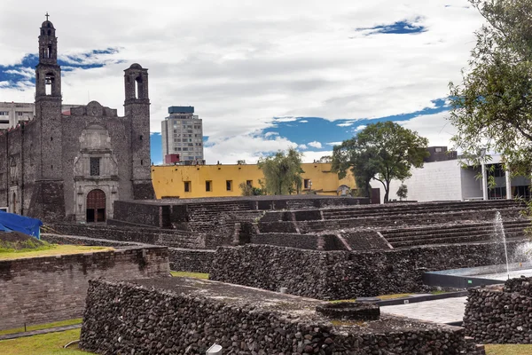 Plaza ze tří kultur aztécký archeologické místo Mexico City Mex — Stock fotografie