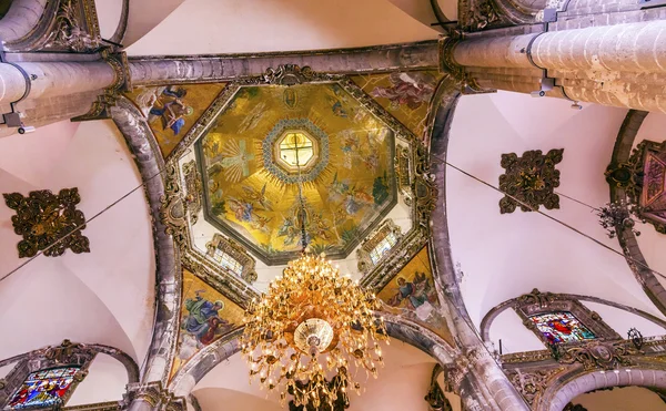 Kuppel kronleuchter mosaiken alte basilika guadalupe mexiko stadt mexiko — Stockfoto