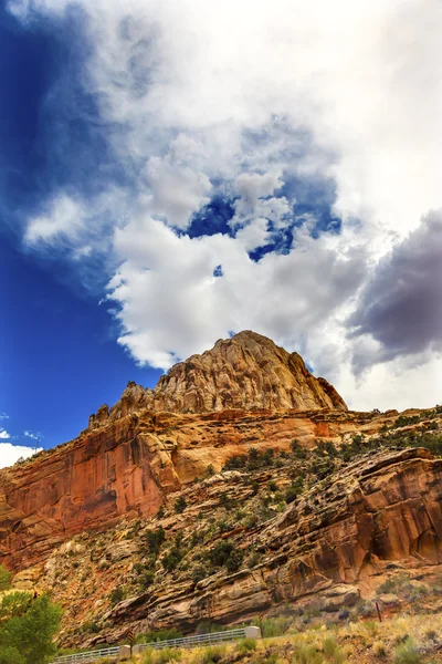 Capitol Reef pískovcové hory modrá obloha Capitol Reef národní — Stock fotografie