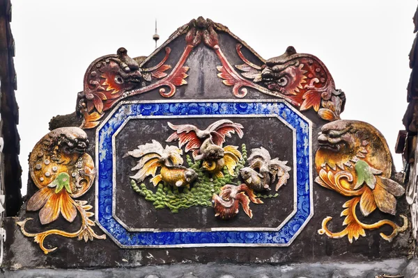 Figuras de carpa de cerámica Dragones Chen Templo Taoísta Ancestral Guangz — Foto de Stock