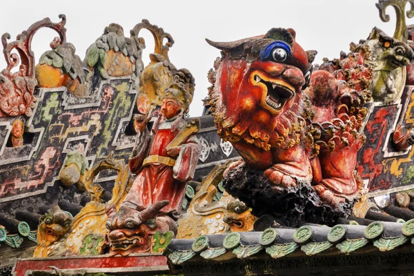 Seramik ejderha Chen atalarının Taocu Tapınağı Guangzhou C rakamlar. — Stok fotoğraf