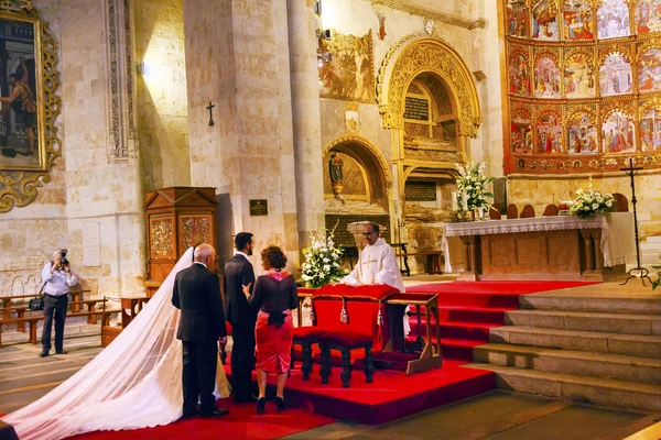 Huwelijk bruidegom bruid oude apsis huis oude Salamanca kathedraal — Stockfoto