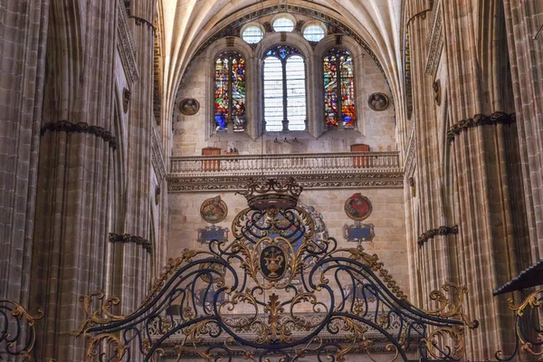 Stone Columns Crest Stained Glass Salamanca New Cathedral Spain — Stock Photo, Image