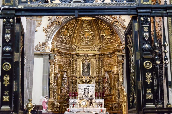 Kleine kapel altaar oude Basiliek graftombe van Guadalupe Mexico-stad — Stockfoto