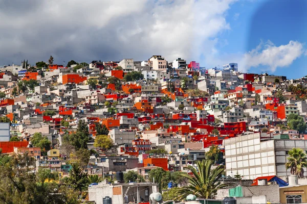 Värikäs Oranssi Taloja Lähiöissä Rainstorm laitamilla Mexico City M — kuvapankkivalokuva