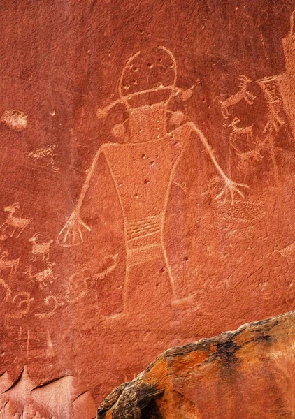 Native American Indian Fremont rotstekeningen Capital Reef National Park — Stockfoto