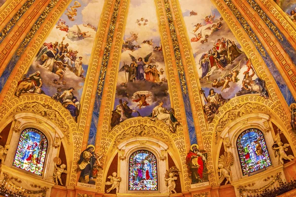 Dome målat glas san francisco el grande royal basilikan madrid — Stockfoto