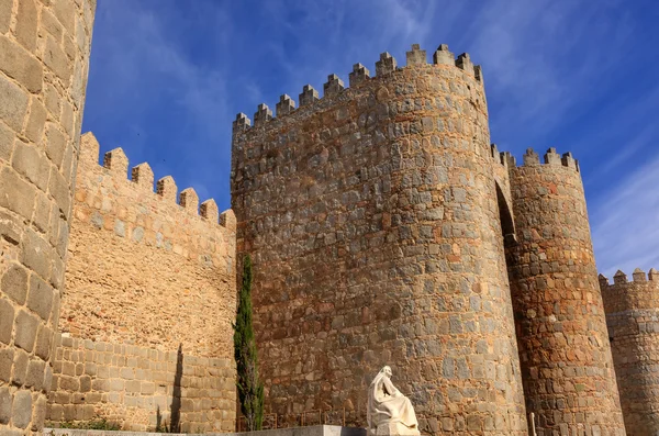 White Saint Teresa Statue Avila Castle Walls Swallows Castile Sp — Stockfoto