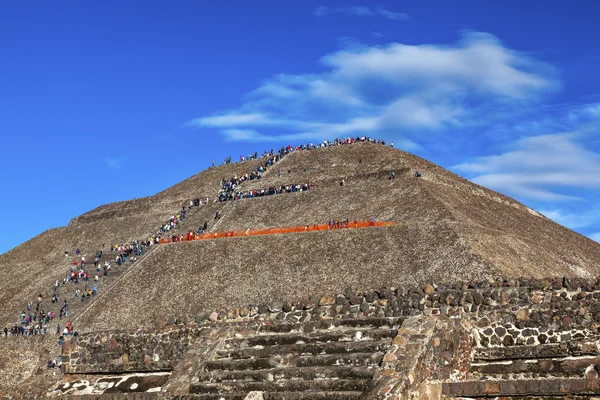 太陽の神殿ピラミッド テオティワカン メキシコシティ メキシコの登山 — ストック写真