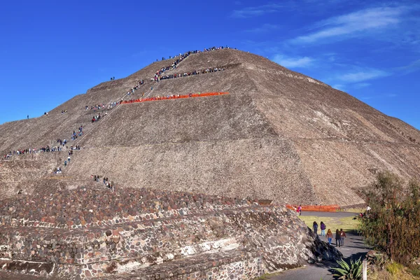 Templo de sol escalada pirâmide Teotihuacan Cidade do México México — Fotografia de Stock