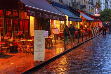 Yağmurlu gece barlar restoranlar Latin Quarter Quartier Latin Paris Fransa