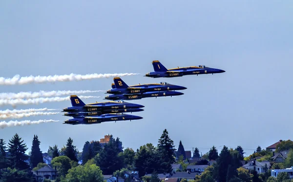 Blue Angels Jets aeroplanos en formación volando sobre las casas de Seattle —  Fotos de Stock