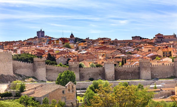 Avila antik ortaçağ şehir duvarları Kastilya İspanya — Stok fotoğraf