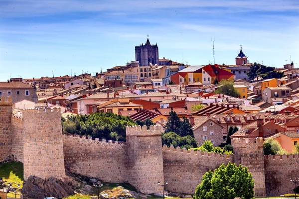 Avila antik ortaçağ şehir duvarları Castle Kastilya İspanya — Stok fotoğraf