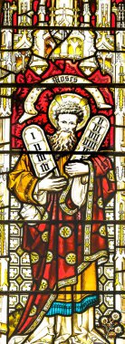 Bath, Birleşik Krallık - 18 Haziran 2024 Renkli Musa Lekeli Aziz Peter Manastırı Kilisesi ve İngiltere 'deki Aziz Paul Bath Manastırı Kilisesi. 7. yüzyılı kilise kurdu. 1800 'lerden, 1860' lardan 1880 'lere kadar lekeli camlar..