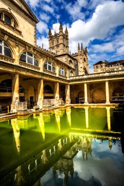 Bath, Birleşik Krallık - 18 Haziran 2024 Ana Havuz Yansımalı Roma Hamamları İngiltere. Kilise Manastırı 'nın ana havuza yansıması. M.S. 60-70 yılları arasında Romalılar tarafından termal yaylardan yararlanmak için inşa edilmiş. Aquae Sulis olarak bilinen şehir.
