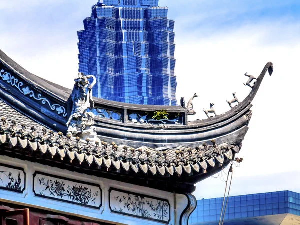 Shanghai China oude en nieuwe Jin Mao Tower en Yuyuan tuin — Stockfoto