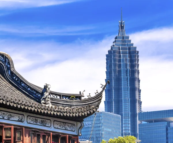 Shanghai China oude en nieuwe Jin Mao Tower en Yuyuan tuin — Stockfoto