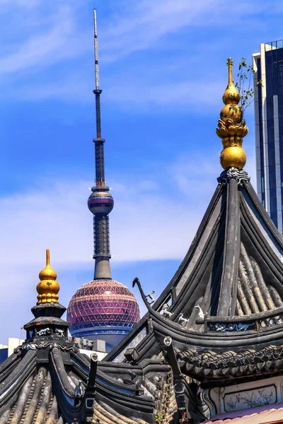 Shanghai China Old and New Shanghai TV Tower and Yuyuan Garden — Stock Photo, Image