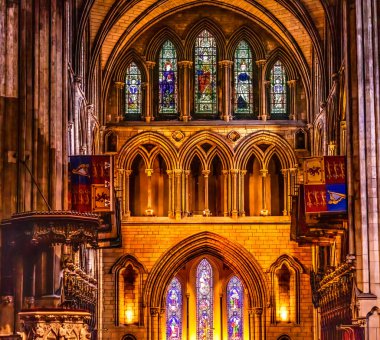 Dublin, İrlanda - 1 Temmuz 2025 St. Patrick Katedrali Altar Lekeli Cam Dublin İrlanda. Aziz Patrick, Aziz Patrick 'in Hristiyanları yakınlardaki bir kuyudan vaftiz ettiği yerin yakınında. Aslen 1200 'lerde inşa edilmiş. 1860 'da tamamen yenilendi.. 