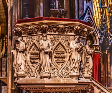 Dublin, İrlanda - 1 Temmuz 2025 Yükseltilmiş Kürsü Bazilikası St Patrick Katedrali Dublin İrlanda. Aziz Patrick, Aziz Patrick 'in Hristiyanları yakınlardaki bir kuyudan vaftiz ettiği yerin yakınında. Aslen 1200 'lerde inşa edilmiş. 1860 'larda tamamen yenilendi.. 