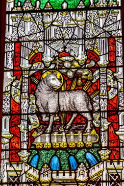 Dublin, İrlanda - 1 Temmuz 2025 Hamursuz Bayramı Kuzu İsa Sembolü Camdan Aziz Patrick Katedrali Dublin İrlanda. Orijinal olarak 1200 'ler inşa edildi. 1860 'dan kalma Katedral Lekeli Cam. İsa 'nın sembolü. Çünkü Hamursuz Bayramı' nda kurban edildi.