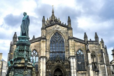 Walter Francis Heykeli St. Gile Katedrali 'nin önünde, İskoçya' da. Katedral ilk olarak 1300 'lerde inşa edildi. Dük Walter Francis, Kral IV. George 'u 1745' ten sonra İskoçya 'ya getirdi. Grafton Edinburgh Limanı 'nı kurdu. Heykel 1888 'de dikildi. Heykeltıraş Jo