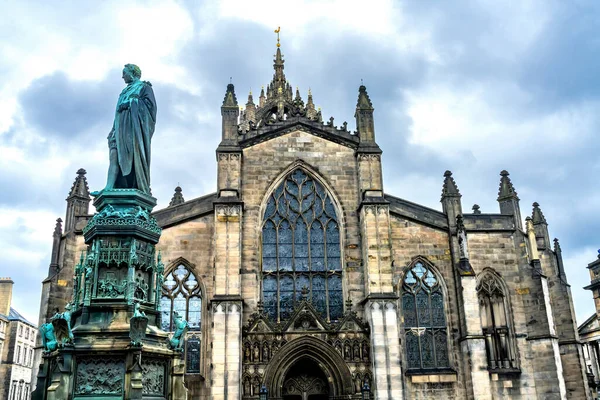 Walter Francis Heykeli St. Gile Katedrali 'nin önünde, İskoçya' da. Katedral ilk olarak 1300 'lerde inşa edildi. Dük Walter Francis, Kral IV. George 'u 1745' ten sonra İskoçya 'ya getirdi. Grafton Edinburgh Limanı 'nı kurdu. Heykel 1888 'de dikildi. Heykeltıraş Jo