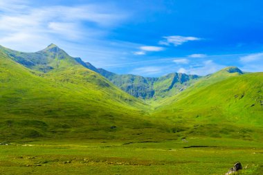 Renkli Yeşil Dağlar 87 Sheil River Kintail Ulusal Sahne İskoçya İskoçya. .