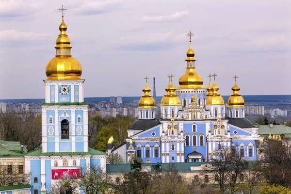 Catedral del Monasterio de San Miguel Spires Tower Kiev Ucrania —  Fotos de Stock