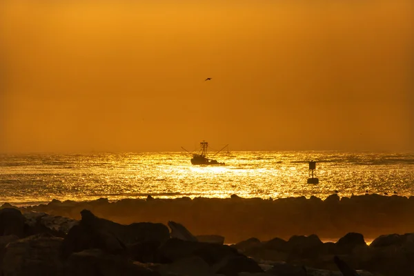 Barco de pesca saliendo Westport Sunset Boya Grays Harbor Washingto —  Fotos de Stock