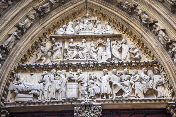 รูปปั้นพระคัมภีร์ไบเบิล ประตูโบสถ์ Notre Dame ฟรังก์ปารีส — ภาพถ่ายสต็อก