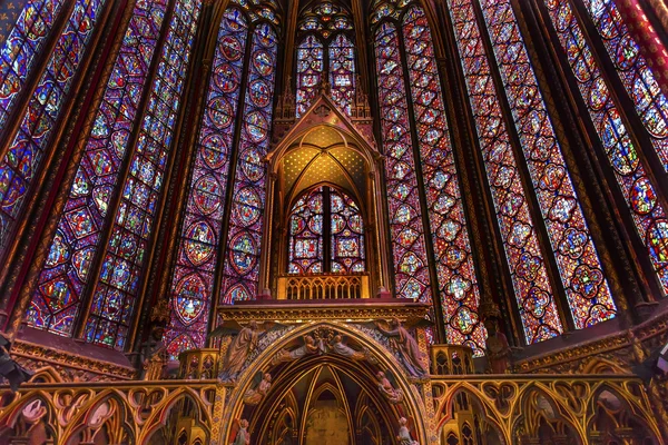 彩色玻璃大教堂祭坛拱圣礼拜堂巴黎法国 — 图库照片