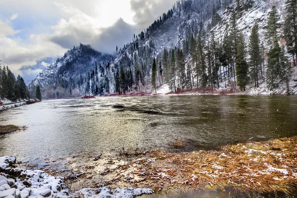 Winter hinterlässt Schnee Eis Berge wenatchee Flusstal washington — Stockfoto