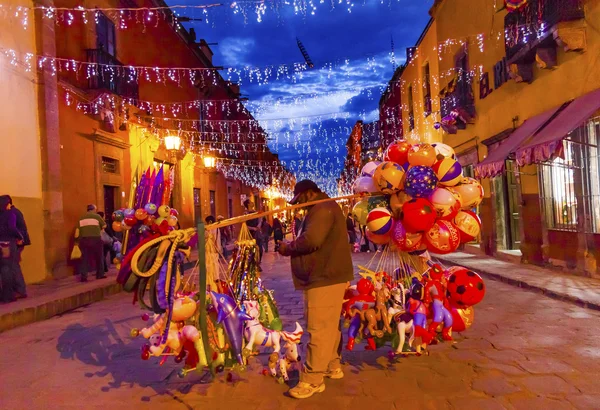 Ballon verkoper winkels nacht San Miguel de Allende, Mexico — Stockfoto