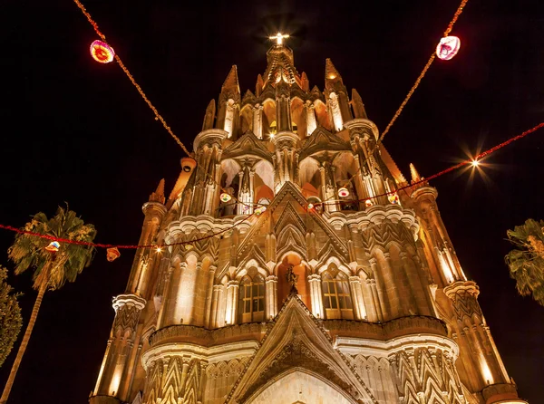 Fasádní Parroquia církve v noci San Miguel de Allende Mexiko — Stock fotografie