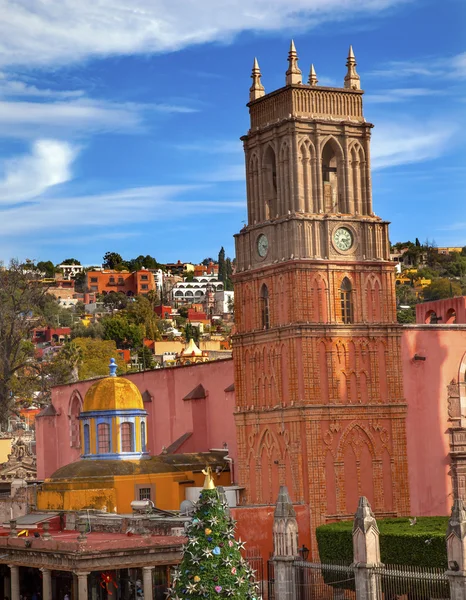 Батько Juan de San Miguel статуя фасадні Parroquia церкви San Miguel Мексики — стокове фото