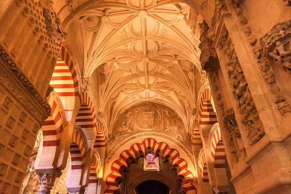 Łuki filarów meczetu Mezquita Cordoba Hiszpania — Zdjęcie stockowe