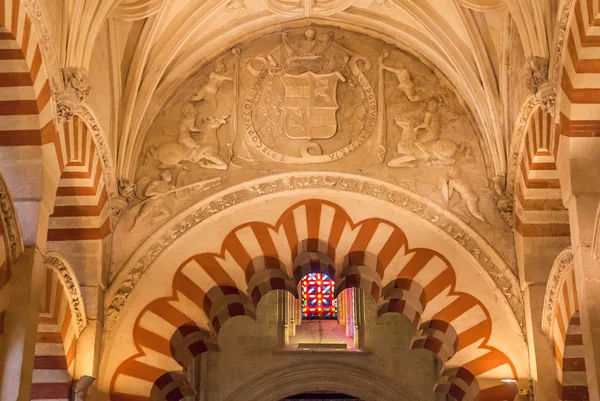 Oblouky pilíře barevného skla Mezquita Córdoba Španělsko — Stock fotografie