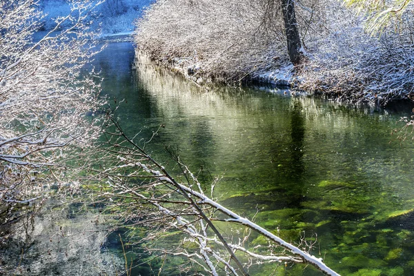 Зима оставляет снежный лед на реке Ливенворт в Вашингтоне — стоковое фото