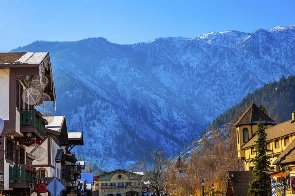 Вашингтон Leavenworth зимових гір снігом Німецька будівель — стокове фото