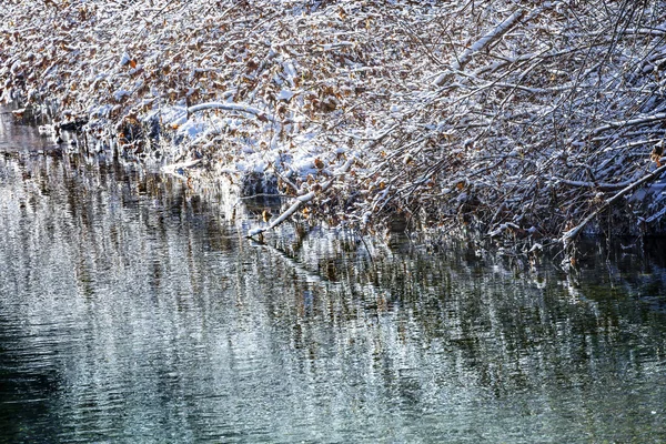 冬季留下雪冰摘要韦纳奇河华盛顿 — 图库照片
